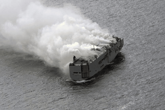 diduga_ini_penyebab_kapal_kargo_yang_membawa_3000_kendaraan_terbakar