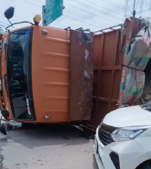 diduga_jalan_amblas_satu_unit_truk_terguling_di_sunggal