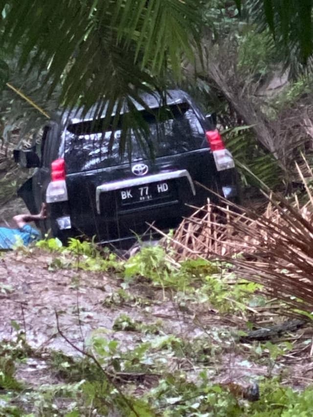 diduga_korban_pembunuhan_mayat_pria_ditemukan_tewas_di_mobil_mewah