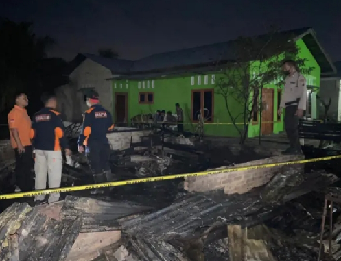 diduga_korsleting_listrik_1_unit_rumah_warga_di_pinang_mancung_dilalap_api
