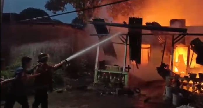 diduga_korsleting_listrik_2_rumah_di_binjai_ludes_terbakar