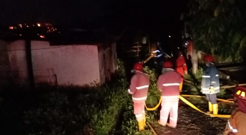 diduga_korsleting_listrik_rumah_kosong_terbakar_di_simalungun