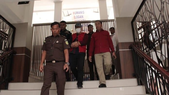 diduga_korupsi_pembukaan_lahan_camat_harian_ditahan_kejari_samosir