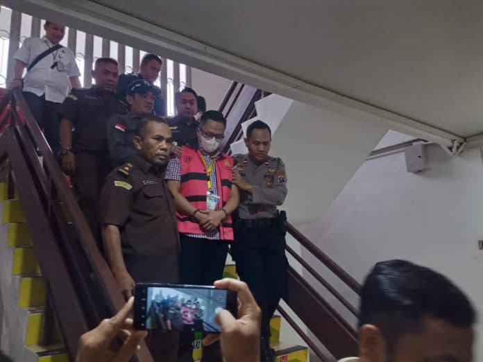 diduga_korupsi_pengelolaan_keuangan_negara_rp8_miliar_bendahara_rsup_adam_malik_ditahan