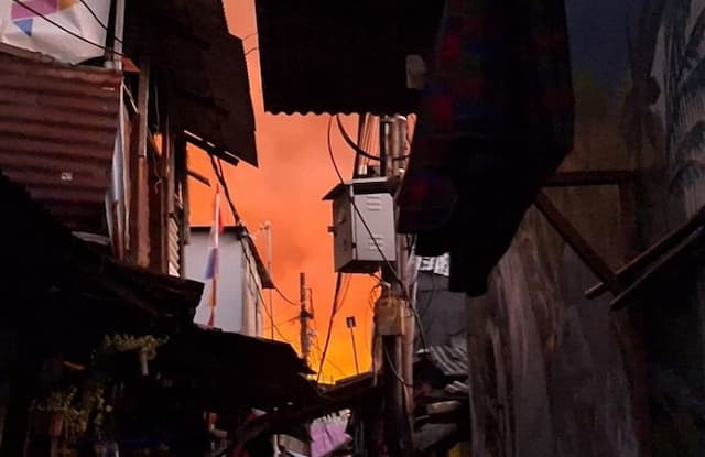 diduga_ledakan_charger_hp_picu_kebakaran_ratusan_rumah_di_manggarai