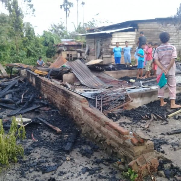 diduga_mabuk_minuman_tuak_hfm_bakar_rumahnya_sendiri