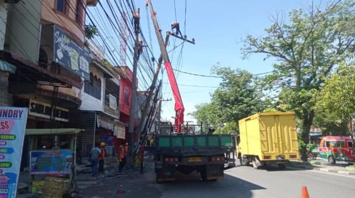 diduga_mabuk_pengemudi_mobil_tabrak_tiang_listrik_di_padang_bulan_medan