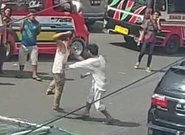 diduga_mabuk_pria_berkaus_kutang_serang_sopir_angkot_di_siantar