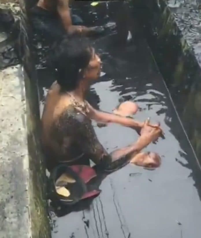 diduga_maling_helm_2_pria_ini_diceburkan_ke_dalam_parit