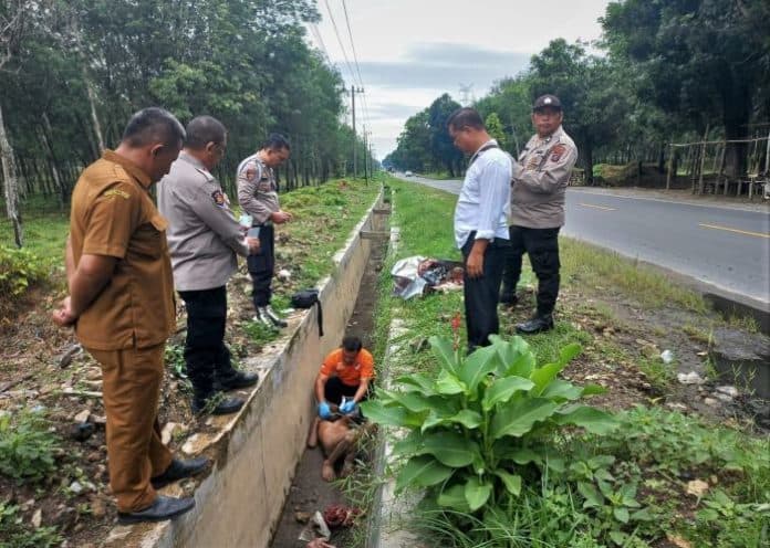 diduga_odgj_mayat_pria_tanpa_busana_yang_ditemukan_di_dalam_parit_dibawa_ke_rs_bhayangkara_medan