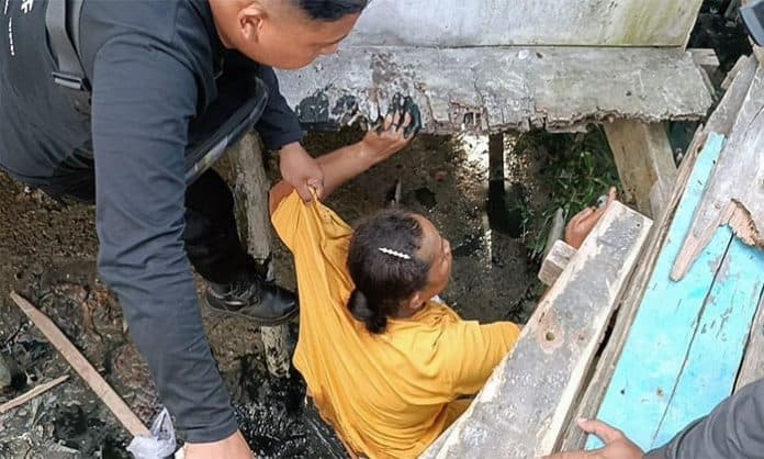 diduga_pengedar_narkoba_seorang_irt_diringkus_dari_kolong_rumah_panggung_di_belawan