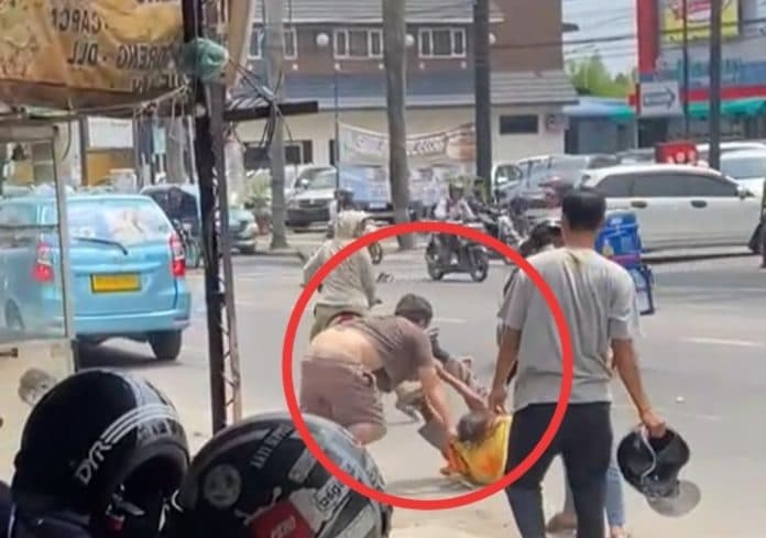 diduga_perkara_uang_parkir_pengendara_dan_jukir_adu_jotos_di_medan