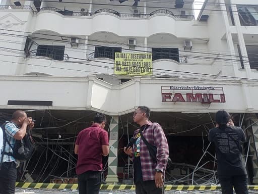 diduga_pipa_gas_pgn_meledak_di_jalan_sm_raja_warga_seperti_gempa_bumi