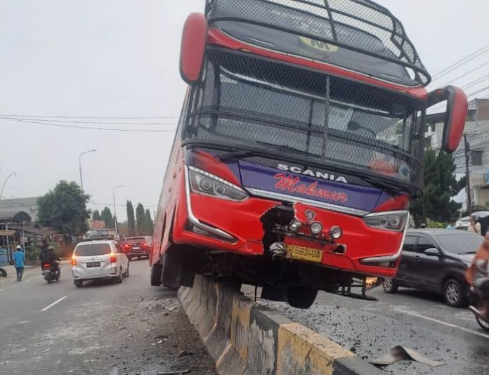 diduga_sopir_mengantuk_bus_makmur_tabrak_pembatas_jalan_di_tanjung_morawa