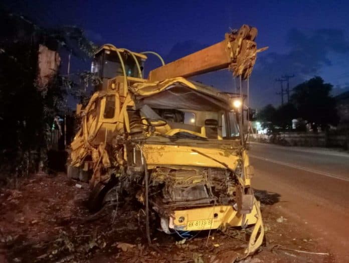 diduga_sopir_mengantuk_truk_trado_tabrak_pohon_pinggir_jalan_dan_lindas_pengendara_motor