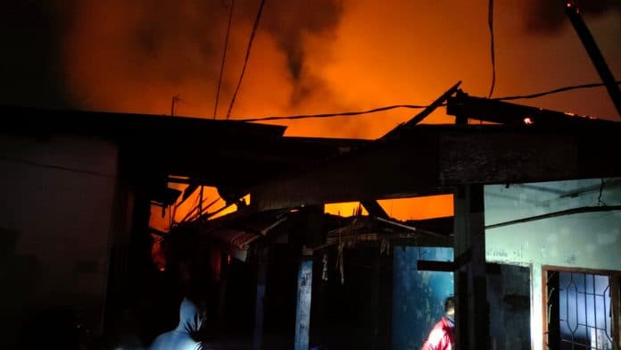 diduga_tabung_gas_bocor_sejumlah_rumah_warga_di_percut_sei_tuan_terbakar