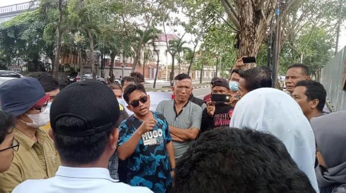 diduga_tanpa_pbg_warga_medan_helvetia_gelar_unjuk_rasa