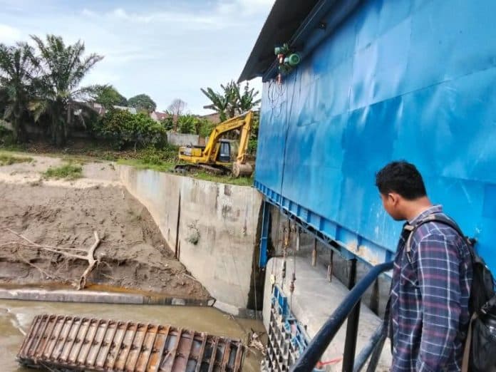 diduga_tergelincir_saat_bertugas_petugas_pintu_air_kanal_medan_johor_tewas