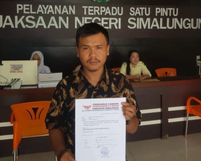 diduga_terlibat_korupsi_kepala_dinas_perumahan_kawasan_pemukiman_dan_pertanahan_dilaporkan_ke_kejari_simalungun