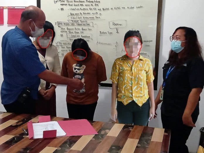 diduga_terlibat_prostitusi_online_lewat_mi_chat_2_mama_muda_dan_mahasiswi_ditangkap_di_siantar