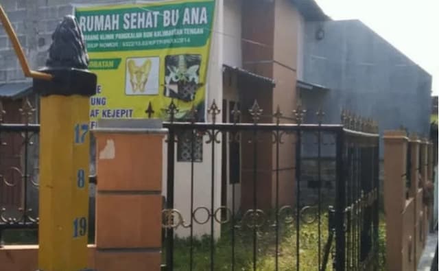 diduga_teroris_perempuan_pengobat_alternatif_diamankan_densus_88