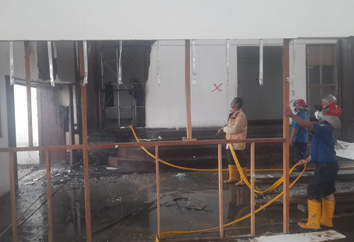 diduga_ulah_anak_punk_lantai_dua_gedung_juang_kota_siantar_terbakar