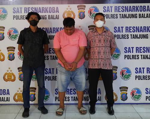 digerebek_di_rumahnya_bandar_sabu_digelandang_ke_polres_tanjungbalai