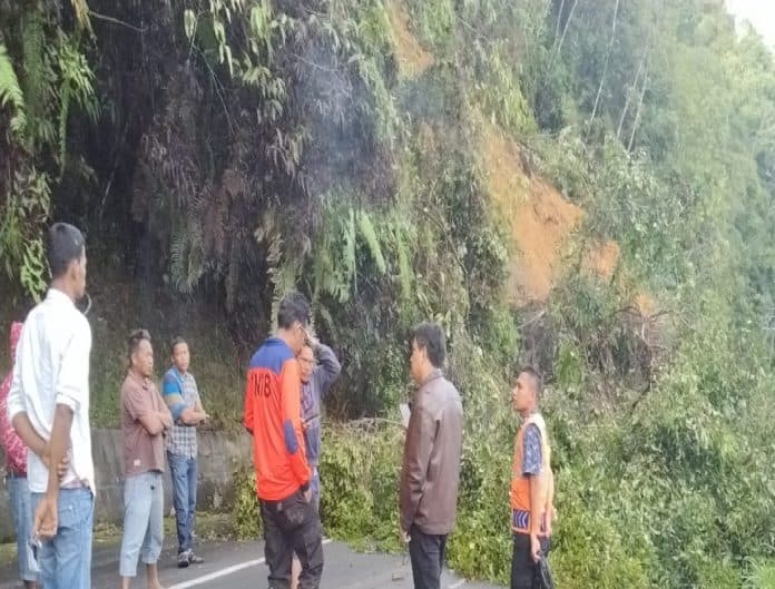 diguyur_hujan_deras_jalur_lintas_dairi_pakpak_bharat_aceh_tertimbun_longsor