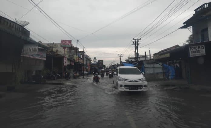 diguyur_hujan_semalaman_jalan_protokol_air_joman_kisaran_tergenang