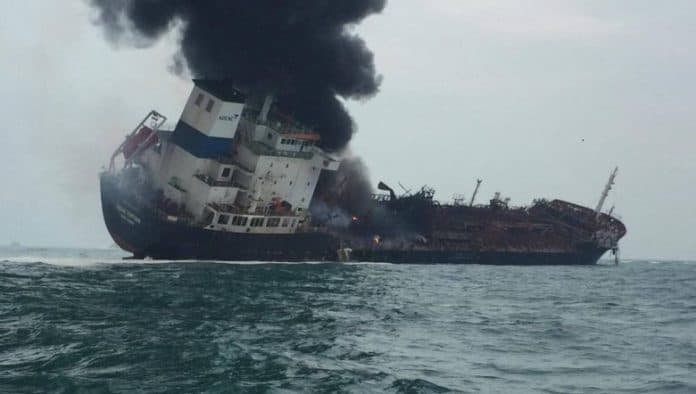 dihantam_3_proyektil_kapal_tanker_di_lepas_pantai_yaman_terbakar