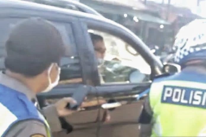diingatkan_karena_tak_pakai_masker_oknum_polisi_malah_marahi_dan_tantang_duel_polisi_yang_berjaga