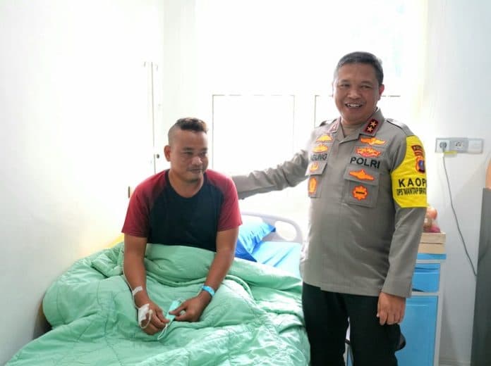 dikeroyok_saat_nyamar_ungkap_narkoba_kapolda_sumut_jenguk_dua_personelnya