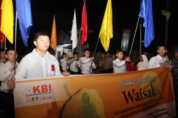 dilepas_wali_kota_waris_tholib_pawai_lilin_tri_suci_waisak_meriah_di_tanjung_balai