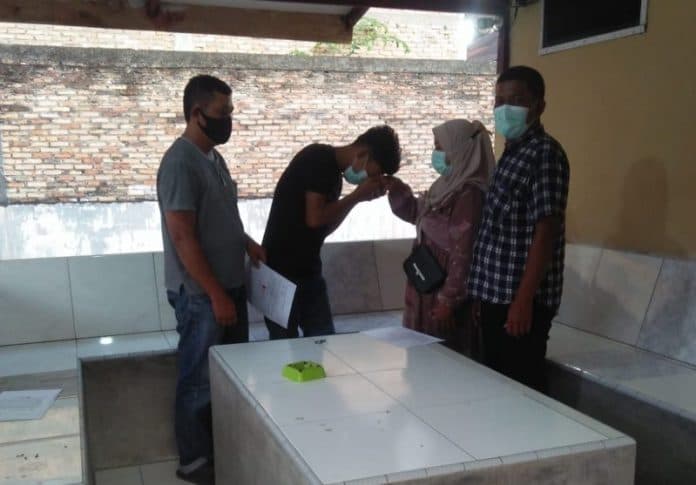 dimaafkan_curi_8_tandan_sawit_pemuda_di_asahan_cium_tangan_tetangga