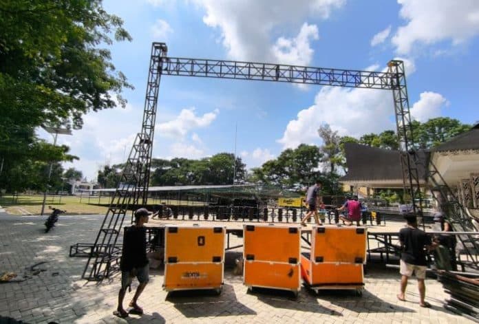 dinas_pariwisata_siantar_gelar_nobar_indonesia_vs_guinea_di_lapangan_adam_malik