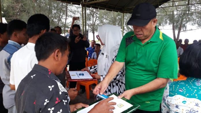 dinas_perikanan_sergai_bagikan_kartu_asuransi_nelayan