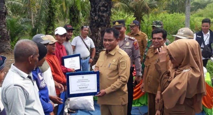 dinas_perikanan_sergai_serahkan_bantuan_mesin_kapal_untuk_nelayan