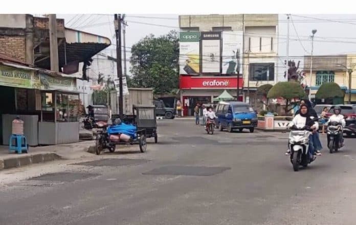 dinas_pupr_tebing_tinggi_tempel_sejumlah_lubang_di_jalan_djuanda