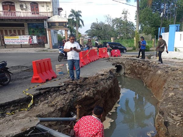 dinas_putr_siantar_gelontorkan_dana_rp185_juta_perbaiki_jalan_sibolga