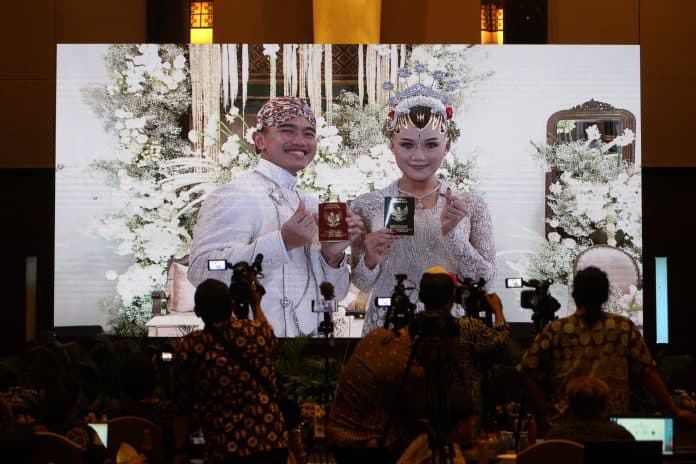 dinikahi_kaesang_erina_gudono_pakai_kebaya_putih_dan_alis_seperti_tanduk_rusa