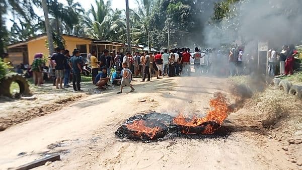 dinilai_abaikan_hak_warga_massa_blokir_jalan_masuk_menuju_pt_tindoan_bujing