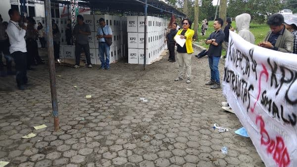 dinilai_bobrok_mahasiswa_dan_pemuda_peduli_demokrasi_pertanyakan_netralitas_kpu_simalungun