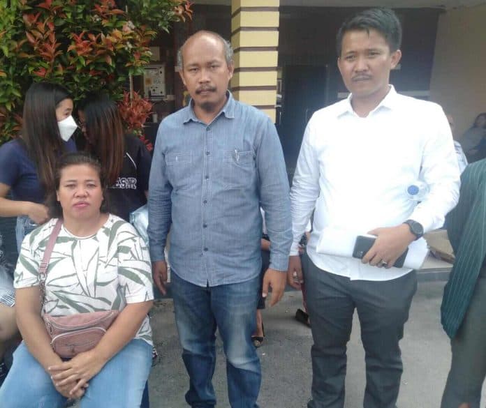 direkonstruksi_istri_korban_kasus_pembunuhan_berteriak_histeri_di_mapolres_samosir
