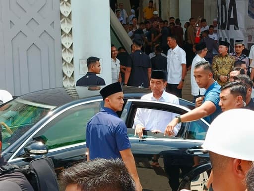 disambut_usai_salat_jumat_jokowi_bagi_bagi_kaos_ke_masyarakat