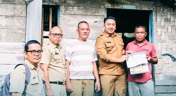disdukcapil_batu_bara_urus_kembali_dokumen_kependudukan_warga_yang_rumahnya_terbakar