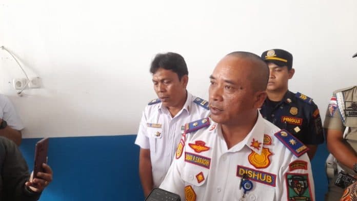 dishub_simalungun_bekukan_izin_angkutan_umum_yang_naikkan_penumpang_di_atap_mobil