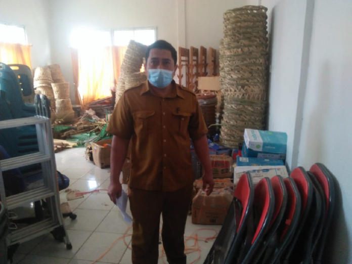 disperindagkop_toba_bagikan_peralatan_kebersihan_ke_petugas_pasar