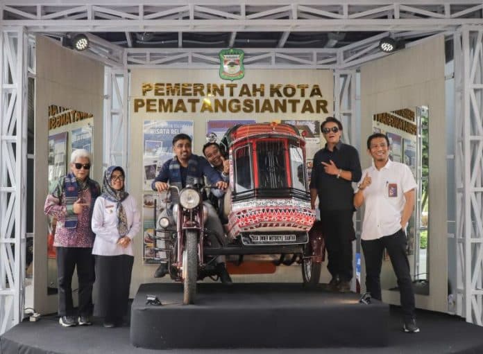 display_becak_siantar_terpampang_di_bandara_kualanamu