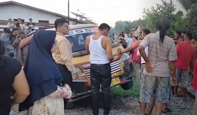 ditabrak_kereta_api_mopen_sinar_beringin_masuk_parit_di_sinaksak