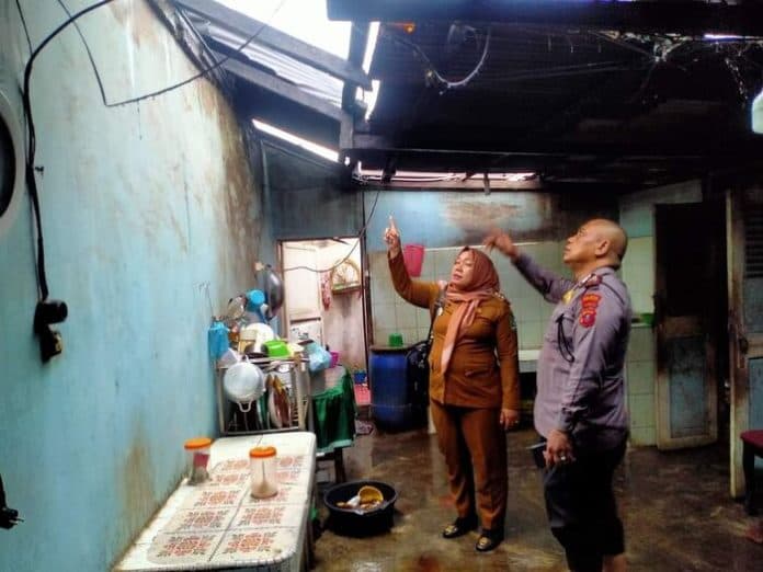 diterjang_puting_beliung_puluhan_rumah_rusak_di_simalungun
